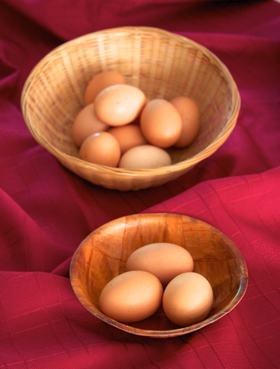 A photo of eggs in two different baskets